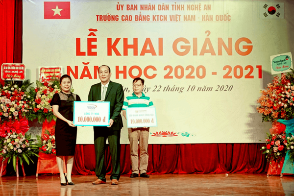WHA trao học bổng cho sinh viên nghèo vượt khó trường Trường Cao đẳng Kỹ Thuật Công Nghiệp Việt Nam - Hàn Quốc trong ngày khai giảng