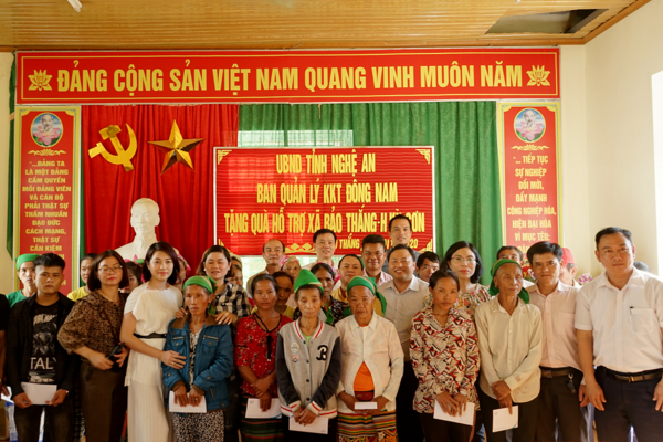 WHA đồng hành cùng UBND tỉnh Nghệ An và Ban Quản lý KKT Đông Nam tặng quà cho các hộ nghèo ảnh hưởng bởi lũ lụt tại xã Bảo Thắng, huyện miền núi Kỳ Sơn