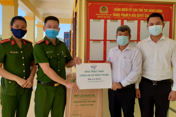WHA tặng những phần quà ý nghĩa trao tặng Công an xã Nghi Long và Nghi Thuận, huyện Nghi Lộc