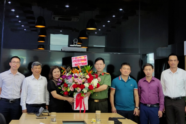 Công ty Cổ phần WHA Industrial Zone Nghệ An nhận bằng khen Doanh nghiệp tiêu biểu tỉnh Nghệ An nhân ngày Doanh nhân Việt Nam năm 2021