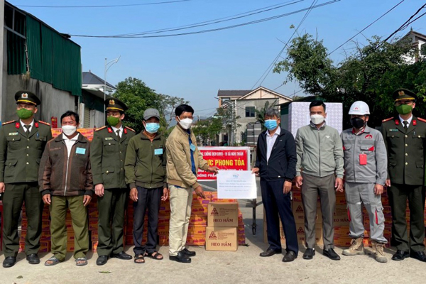 WHA Supports Residents of Lockdown Areas of North Nhan Hoa Nam Nhan Hoa Hamlet, Nghi Thuan Commune