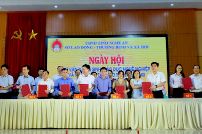 WHA Joins Vocational Education Counseling and Enrollment Day in Nghe An; Signs Labor Training Cooperation Agreement