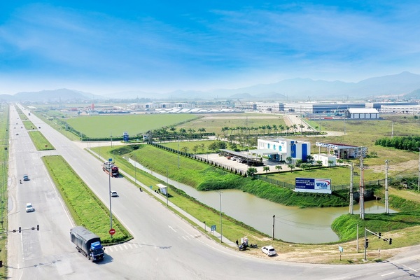 What should the foreign investors pay attention to when renting industrial parks in Vietnam?