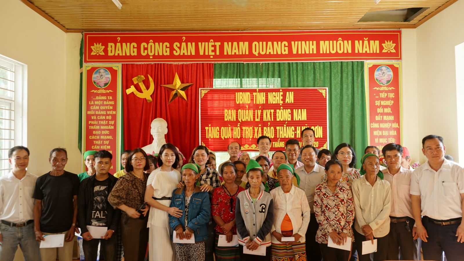 WHA donate to Bao Thang commune, Ky Son district