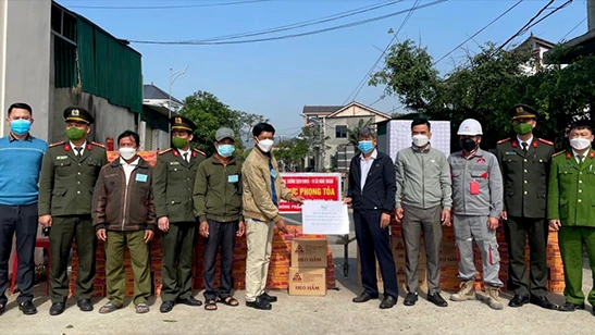 WHA Supports Residents of Lockdown Areas of North Nhan Hoa Nam Nhan Hoa Hamlet, Nghi Thuan Commune