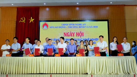 WHA Joins Vocational Education Counseling and Enrollment Day in Nghe An; Signs Labor Training Cooperation Agreement