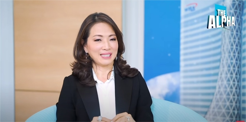 คุณจรีพร จารุกรสกุล ประธานคณะกรรมการ และประธานเจ้าหน้าที่บริหารกลุ่ม บริษัท ดับบลิวเอชเอ คอร์ปอเรชั่น จำกัด (มหาชน) ให้สัมภาษณ์ผ่านรายการ The Alpha   